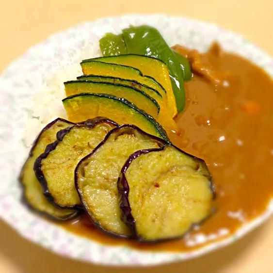 Snapdishの料理写真:大盛りカレー(夏野菜の素揚げ)|こねこねこのこさん