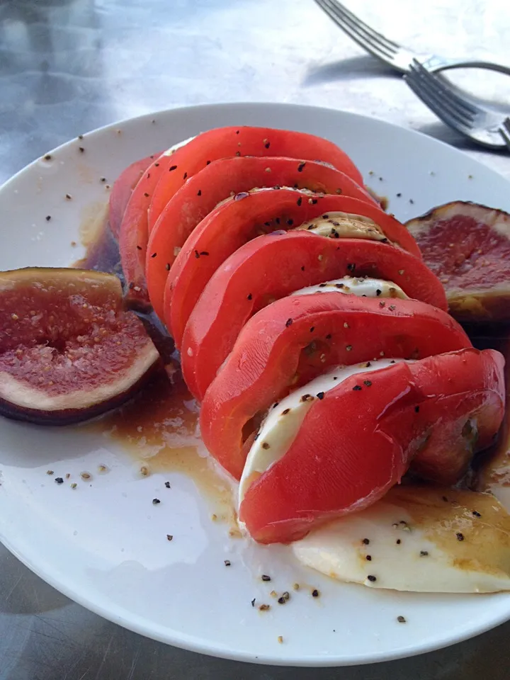 Tomato, mozzarella and fig|lauren shannonさん