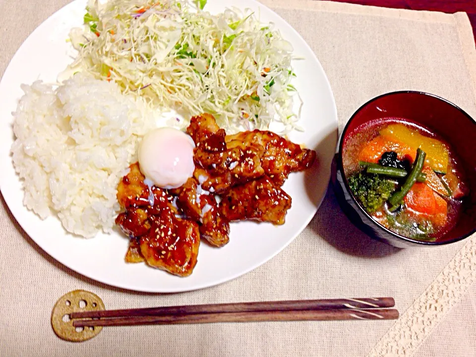 甘辛チキンの温玉のせ、野菜スープ|のったんさん