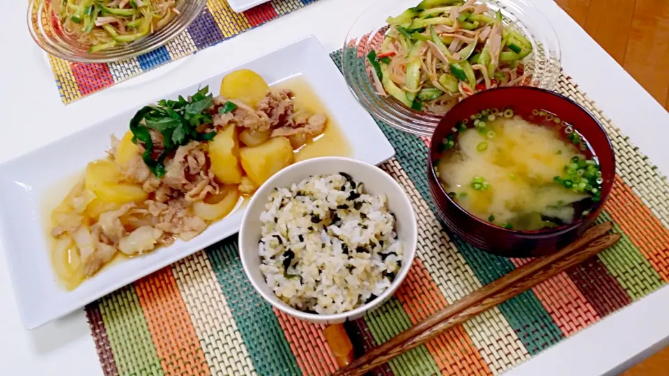 今日の夕食 肉じゃが、春雨サラダ、わかめごはん、お豆腐の味噌汁|pinknari🐰🌈さん