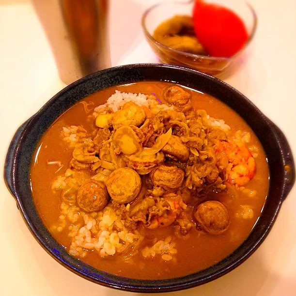 今夜はエビとホタテのシーフードカレー！エビの頭と殻から出汁をたっぷりとったので濃厚うまうまー。|NanaMOさん