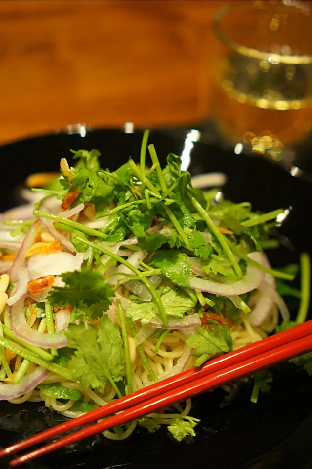 Pan-fried noodles with coriander|てつやさん