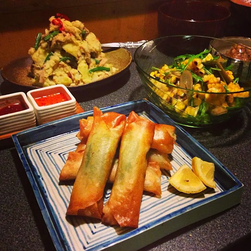 Snapdishの料理写真:カジキとアボカド春巻、グリーンカレーポテトサラダ、焼きトウモロコシと根菜サラダ|fusproutさん