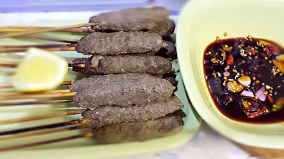 Sate pentul saus kecap (beef minced satay with sweet soy sauce)|laksmi nurul ismiraさん