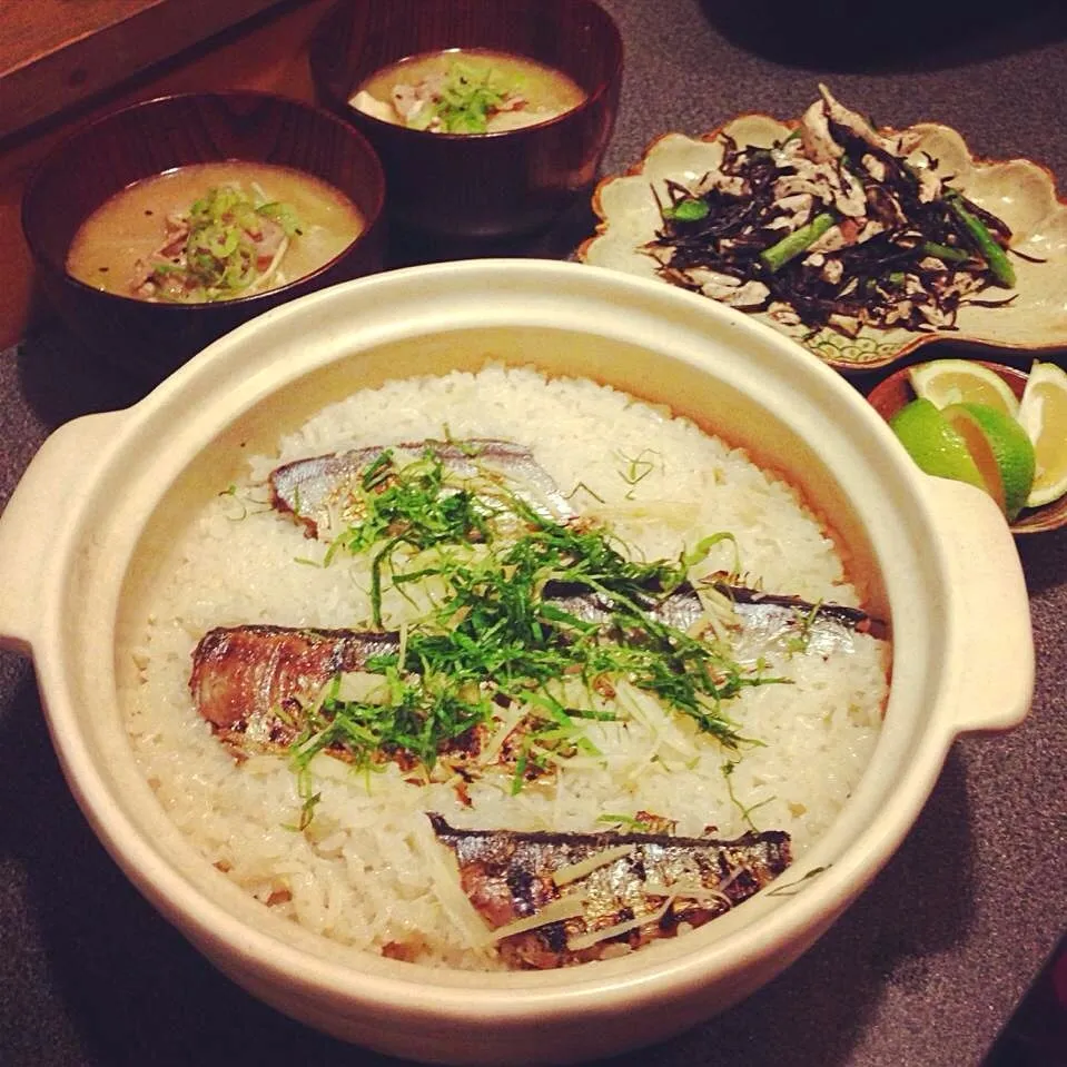 Snapdishの料理写真:秋刀魚土鍋ご飯、鶏胸肉とひじきの和え物、里芋豚汁|fusproutさん