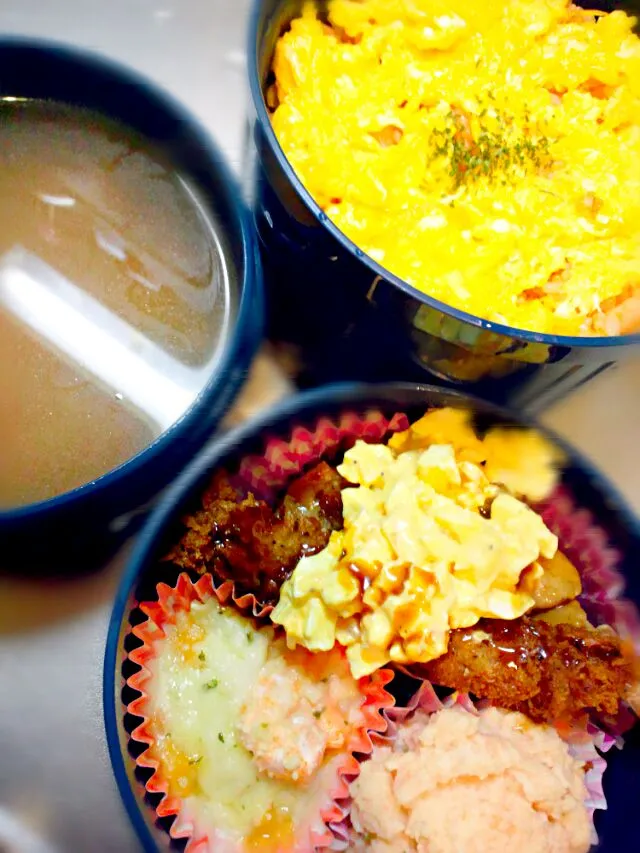 玉子丼と玉子ﾀﾙﾀﾙ乗せチキンメインのぉ弁当(*^^)|あやさん