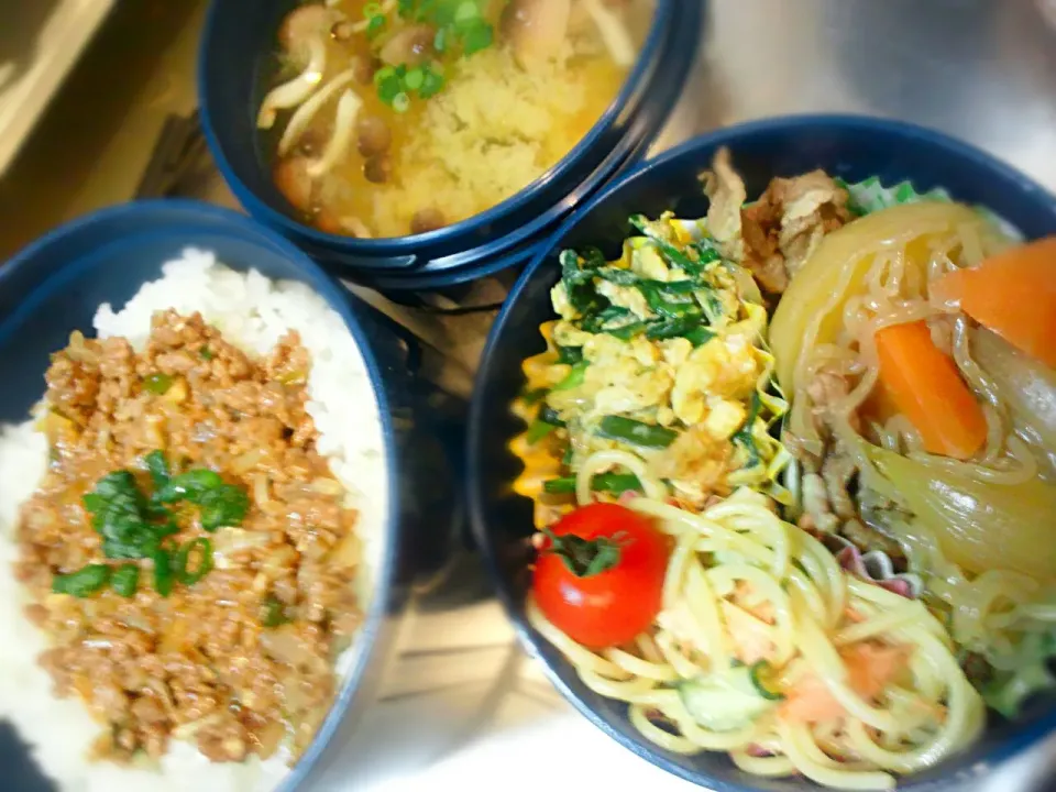 おぼろ丼と肉じゃがメインのぉ弁当(*^-^*)|あやさん