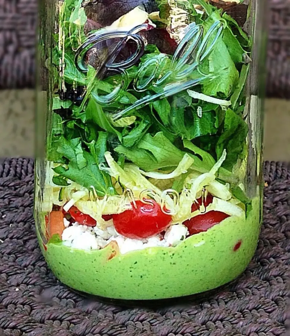 Avocado and spinach dressing salad to go|lindsay robesonさん