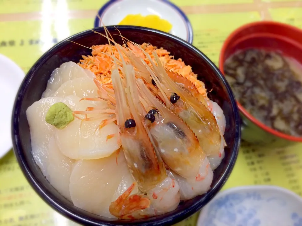 三種おまかせ丼(エビ、ホタテ、シャケ)|なるさんさん