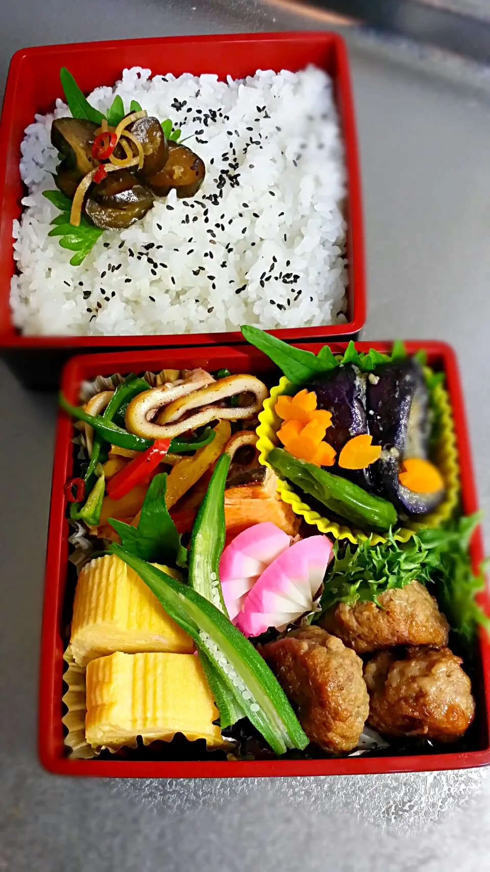 《火曜日のお弁当》🍱

・ミニハンバーグ
・イカと3色パプリカソテー
・ナスの味噌いりゴマ炒め
・だし巻き玉子
・鮭焼き
・自家製キュウリのきゅうちゃん

行ってらっしゃ〜い💕|藤田 まり子さん