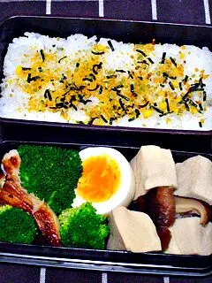 お弁当（のりたまご飯、高野豆腐と干し椎茸の煮物、ゆで卵、焼き魚（鱈）、ブロッコリー）|すーさん