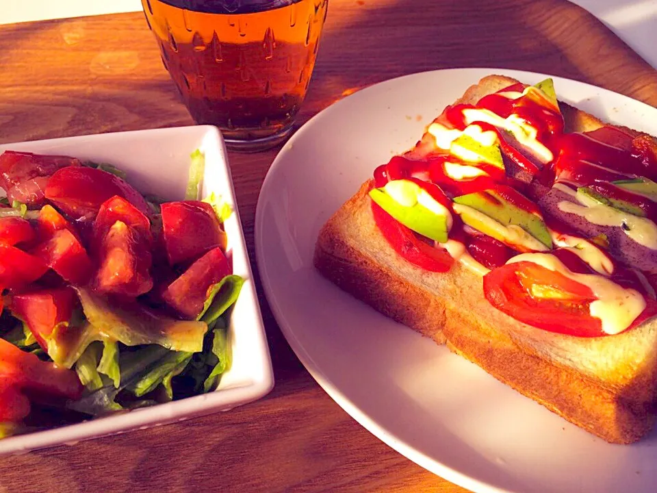 アボカドとトマトのトースト、トマトとレタスのサラダ|ゆかさん