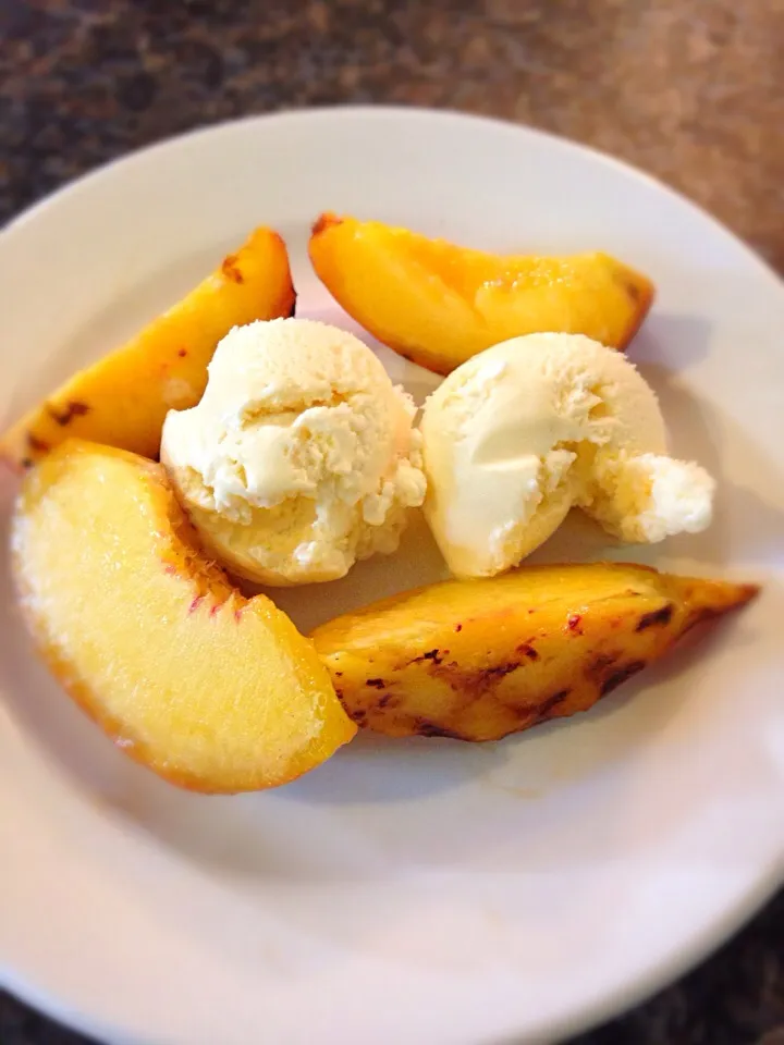 Snapdishの料理写真:Grilled Peaches & Vanilla Ice Cream|Gregさん