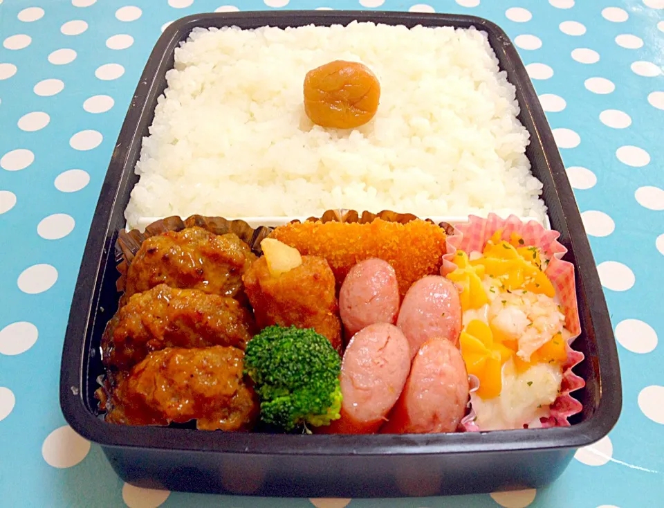 Beef kalbi mayonnaise  ,fish fillet, potato pork roll, fried sausages & shrimp gratin on lunch box|Liezlさん