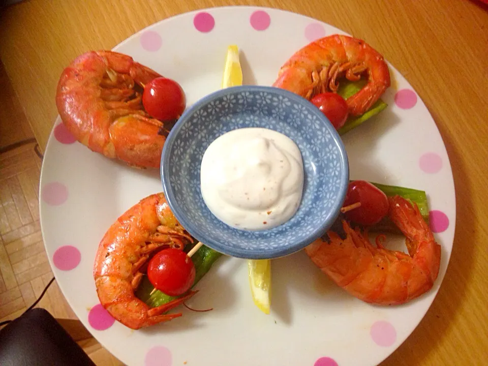 Snapdishの料理写真:Garlic, butter, lemon prawn, with mild spicy yogurt with honey.|Jefferson M. Macalindongさん