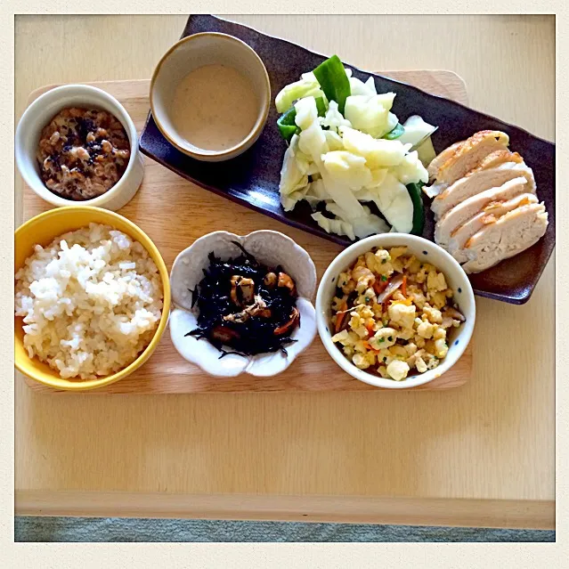 玄米☆ひじき煮☆炒り豆腐☆温野菜＆蒸し鶏胡麻ダレで☆黒ごま納豆꒰ෆ❛ั ु▿❛ั ु꒱|とまこ(*^o^*)さん