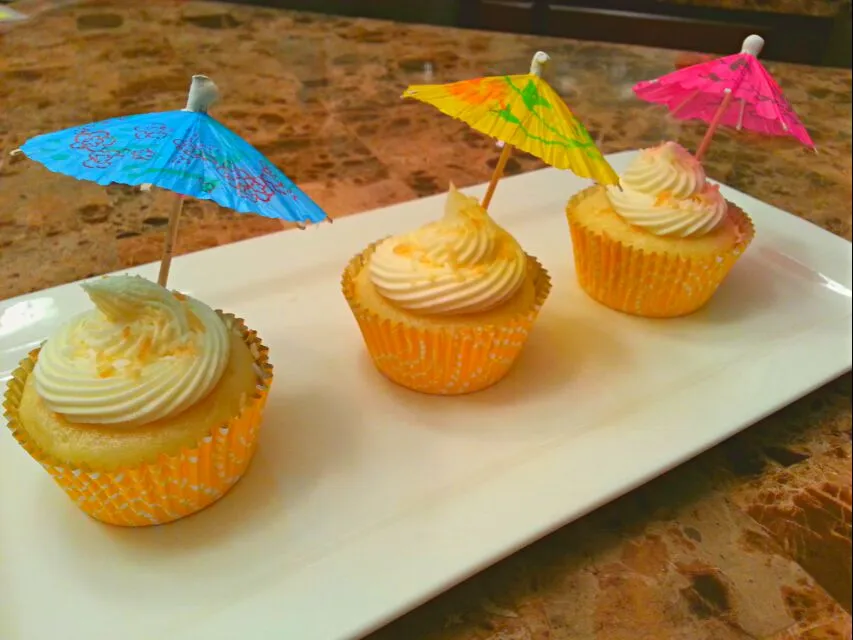 Piña Colada Cupcakes ~ pineapple cupcake with coconut cream cheese frosting and toasted coconut garnish|S Theoさん