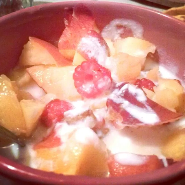 #healthy #breakfast #yogurth #peach #nuts #raspberry|Teodorescu Adelinaさん