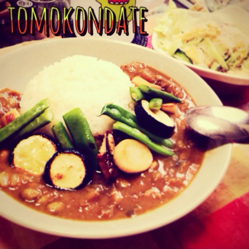 Snapdishの料理写真:お母さんの納豆カレーに夏野菜のっけ🌞🌴♥️🍴|🇯🇵ともこちゃん。さん