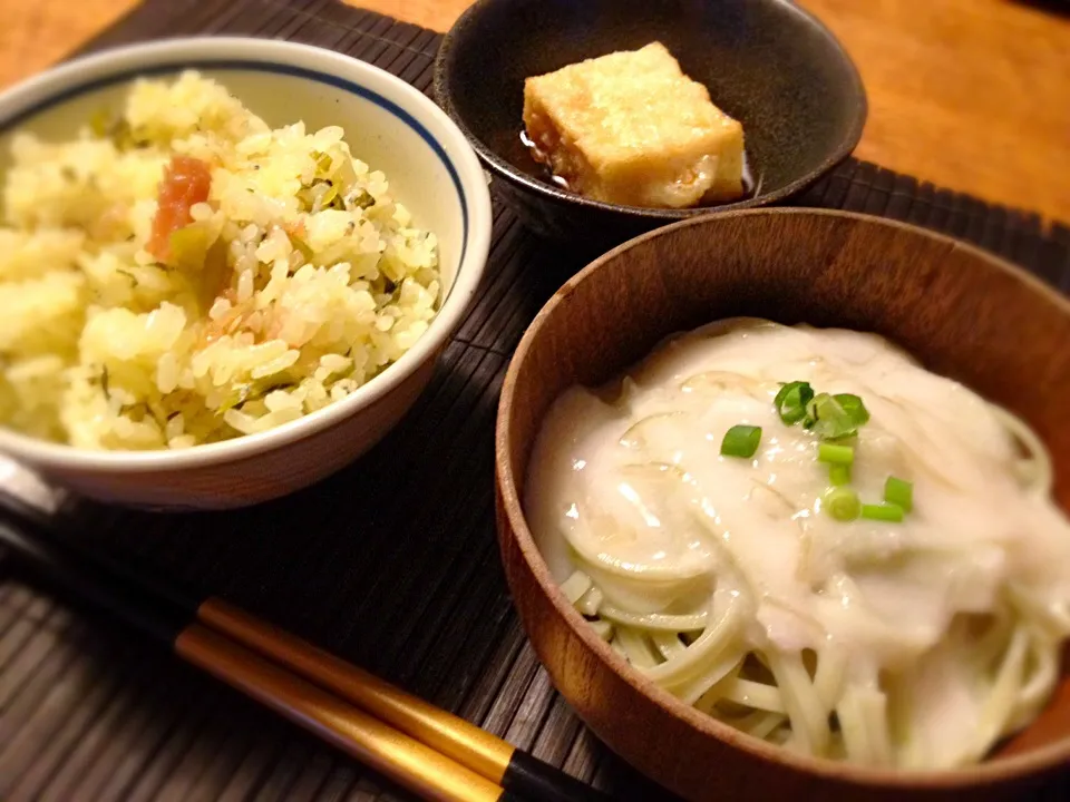 トミーサクさんから頂いた小松菜うどんのとろろめかぶ掛けと炊き込みご飯|りえさん