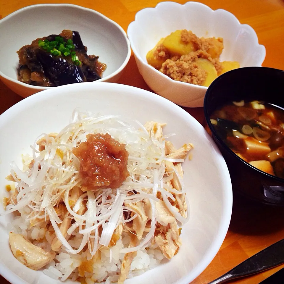 蒸し鶏のねぎだく丼、ナスの煮浸しみぞれあん、じゃがいものそぼろ煮、お味噌汁❤️|まりえさん