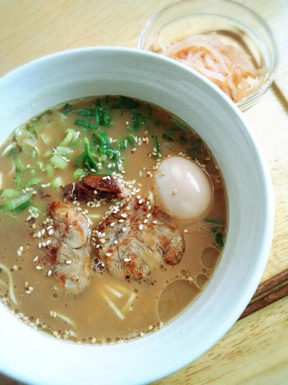 Snapdishの料理写真:【夕ご飯】とんこつ醤油味のラーメンとキムチもやし♪|マカロンさん