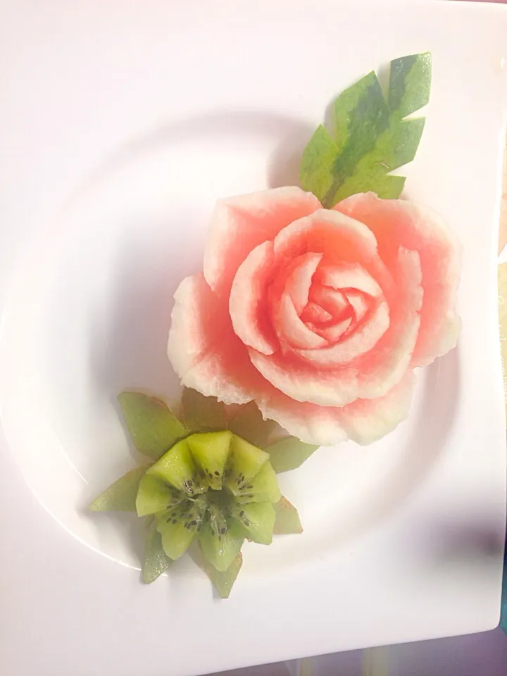 Snapdishの料理写真:Water melon rose and kiwi lotus flower|Sergio Sakugawaさん