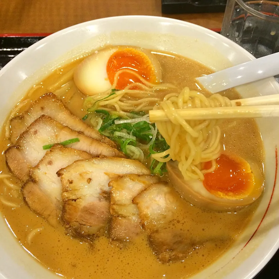 煮玉子チャーシュー麺 黒 中|maixx ใหม่さん