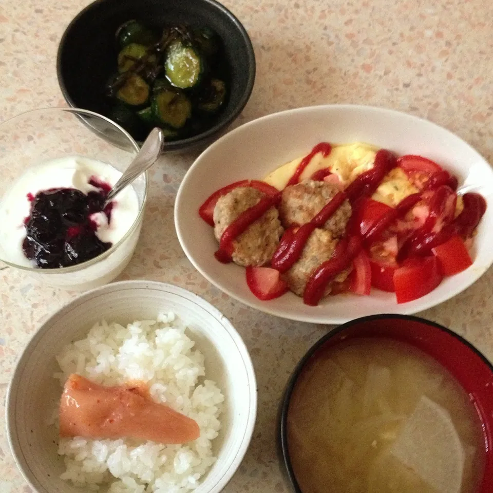 朝ご飯  ミートボール きゅうりの塩昆布漬け|はやしさん