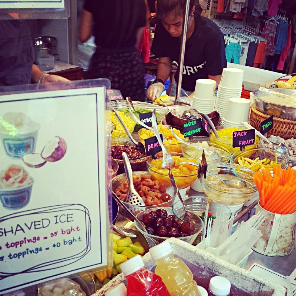 Thailand shaved ice with assorted toppings at Chatuchak market|genさん