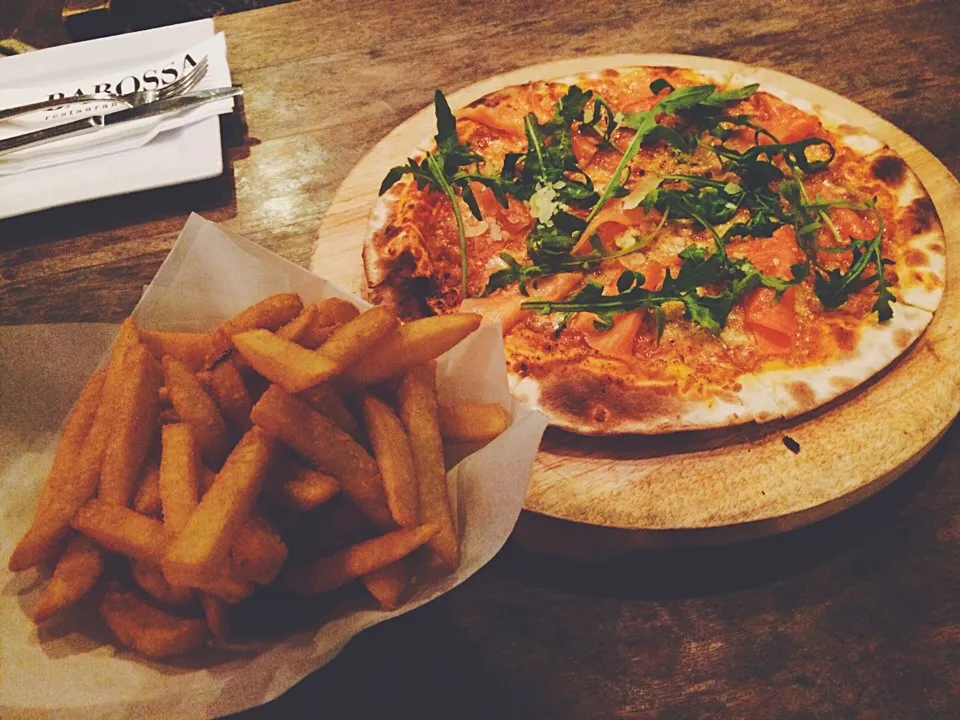 Smoked salmon pizza and garlic fries👍😋🍴|Seraさん