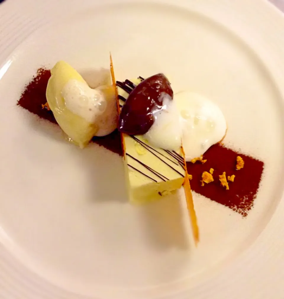 Apple parfait, honeycomb, bitter chocolate|Daniel Archerさん