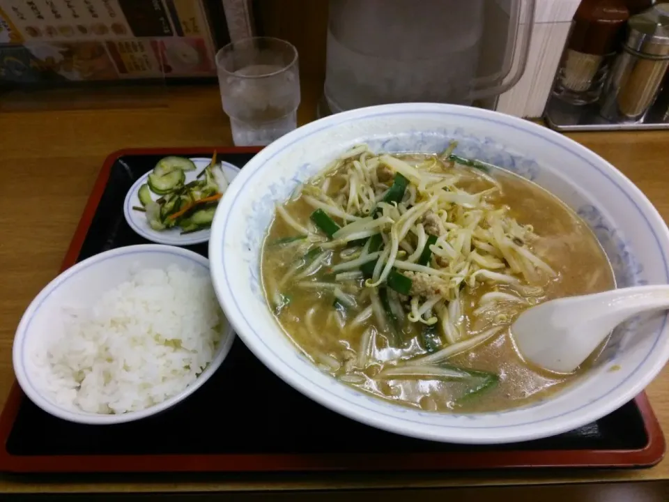 Snapdishの料理写真:福しん の味噌ラーメン。
JAFカードの提示で大盛りサービスで、550円。
一口ライスを付けてプラス100円。|東京ライオンズさん