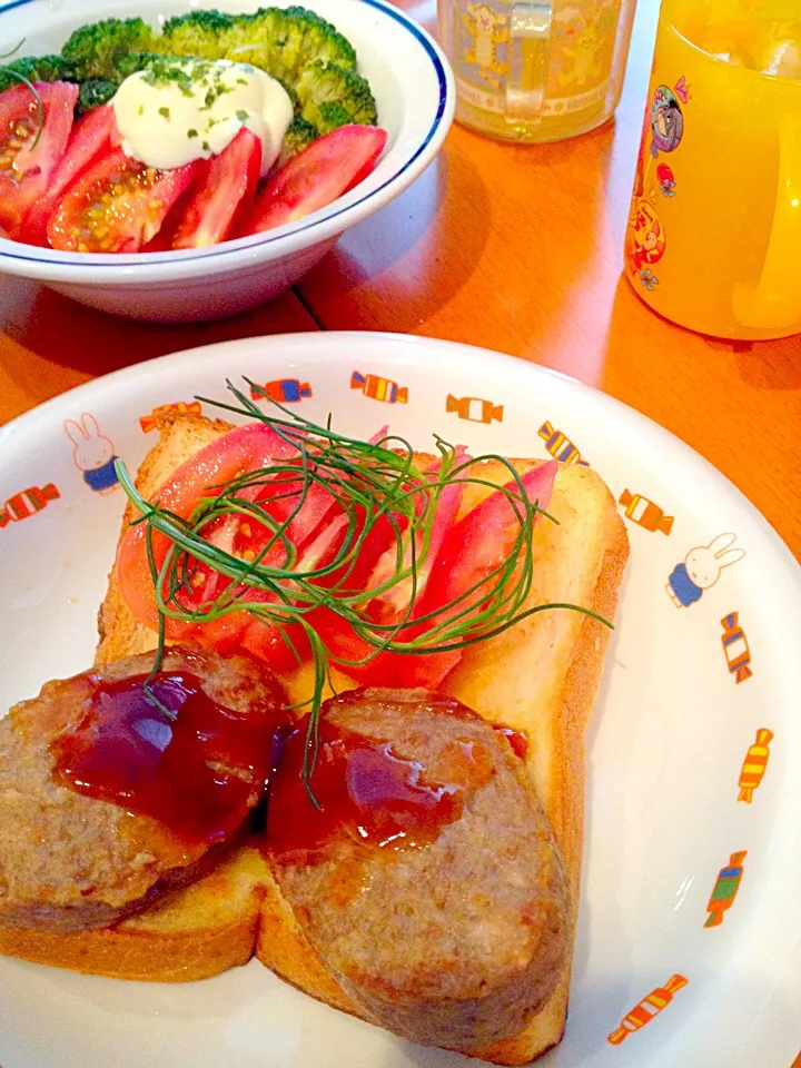 トースト🍞ハンバーグサンド、🍅トマトと🌳ブロッコリーサラダ、パイナップルジュース🍹|ch＊K*∀o(^^*)♪さん