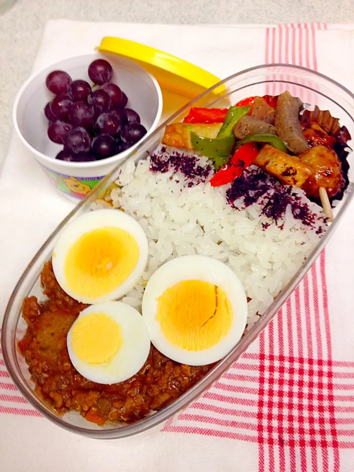 今日はキーマカレーを挟んでみました弁当。ぶどう付き|asayanさん