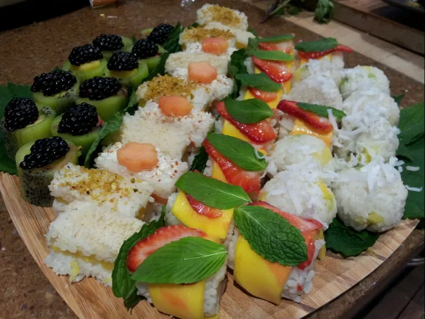 Fruit Sushi with Coconut Vanilla Bean Rice|Kkartsさん