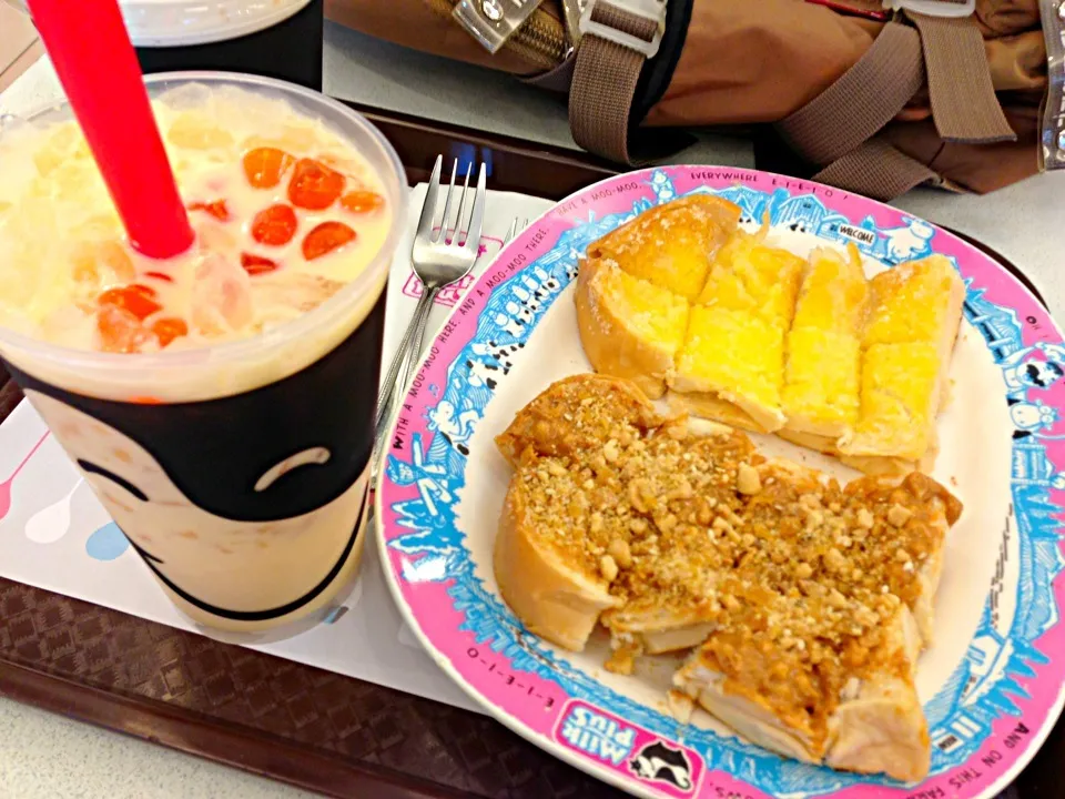 Snapdishの料理写真:Cantaloupe milk with better-bread and penut butter bread|PhUnGさん