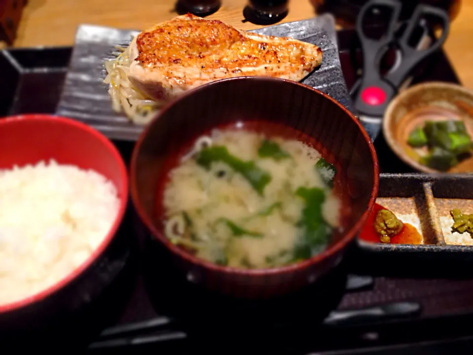 Snapdishの料理写真:大山鶏刺し身定食|まいぴーさん