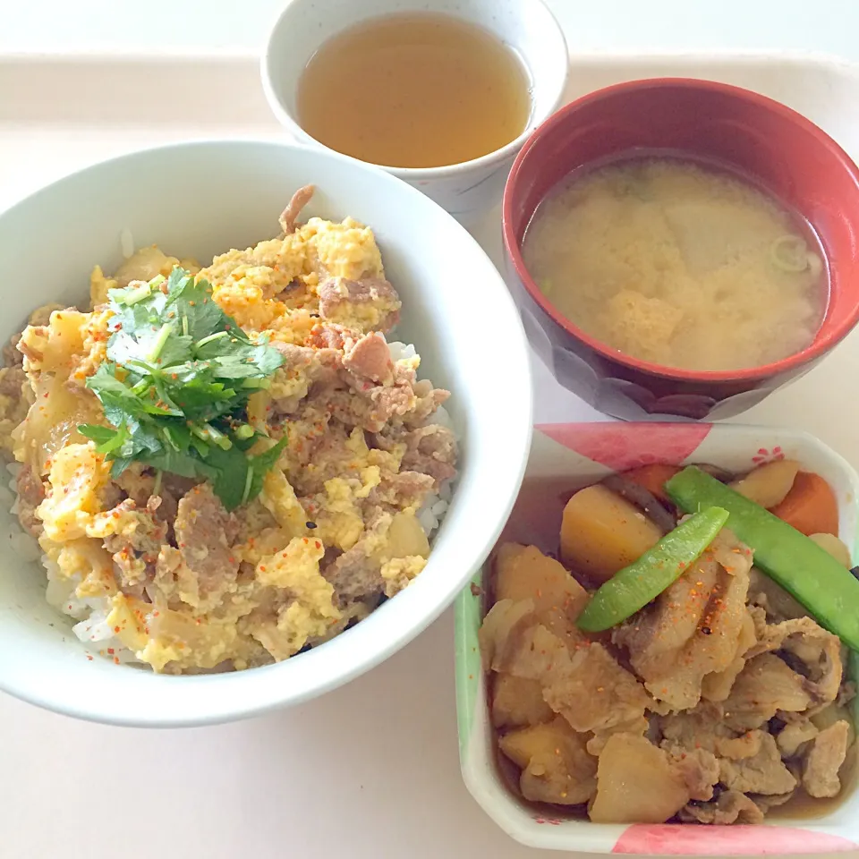 他人丼、豚じゃが煮、味噌汁(うすあげ、大根、しめじ)|maixx ใหม่さん