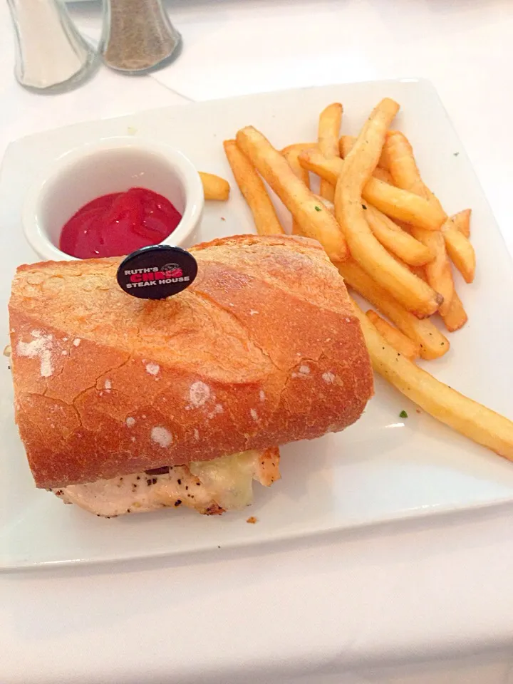 Ruth's Chris chicken sandwich with fries lol|Kumigarさん