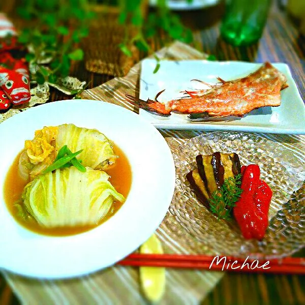 和食！(*^^*)
・茄子と赤ピーマンの揚げ浸し
・豆腐と雪花菜のロール白菜
・赤魚の粕漬け焼き|michaeさん