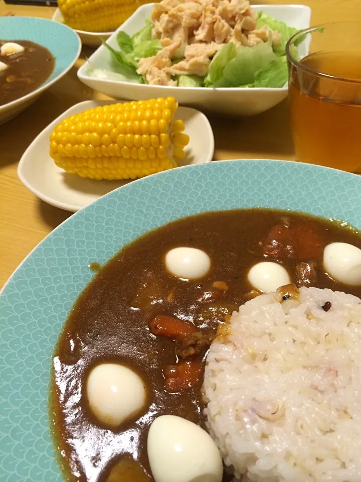 カレーにうずら卵トッピング、ゆでとうもろこし、チキンサラダ。|liccaさん