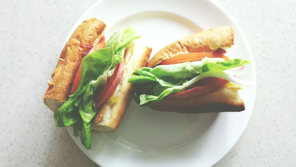 baguette sandwich with honey baked ham, tomatoes, lettuce, pickles and strawberry jam.|genさん