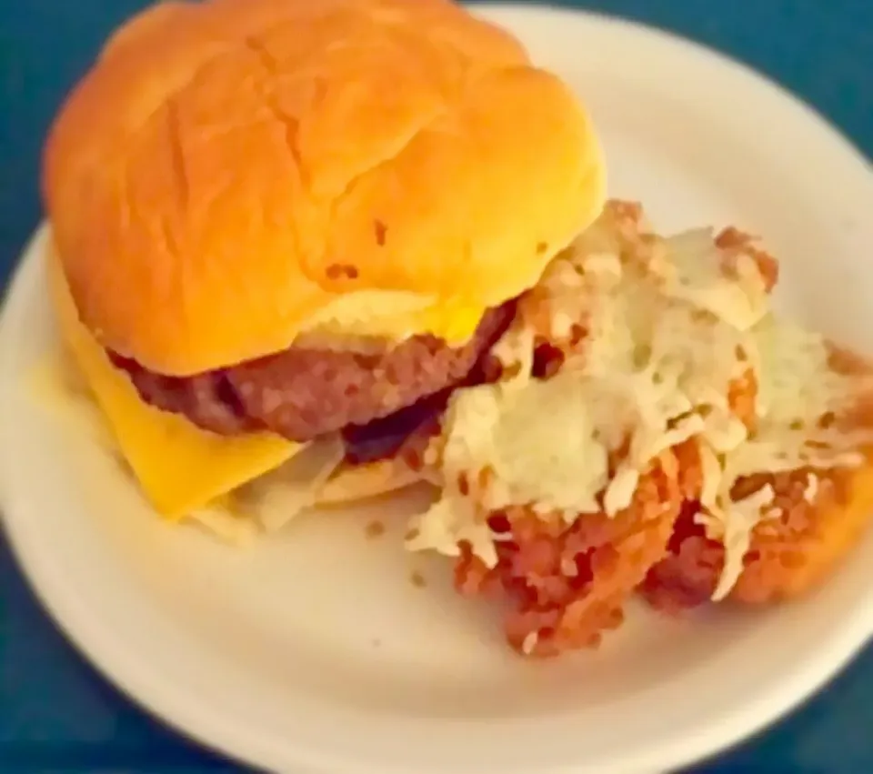 Swiss and American cheese burger sautéd onions and peppers sun-dried tomatoes hash browns topped with  mozzarella cheese|christl babcockさん