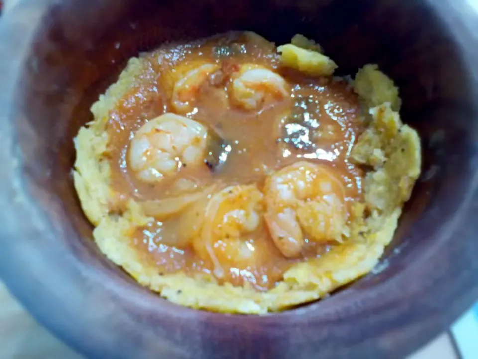 Snapdishの料理写真:Mofongo(mashed green plantain) Stuffed with Shrimp in Sauce|Yari Gonzálezさん