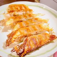 Snapdishの料理写真:焼き餃子パリパリ。|Tomoさん