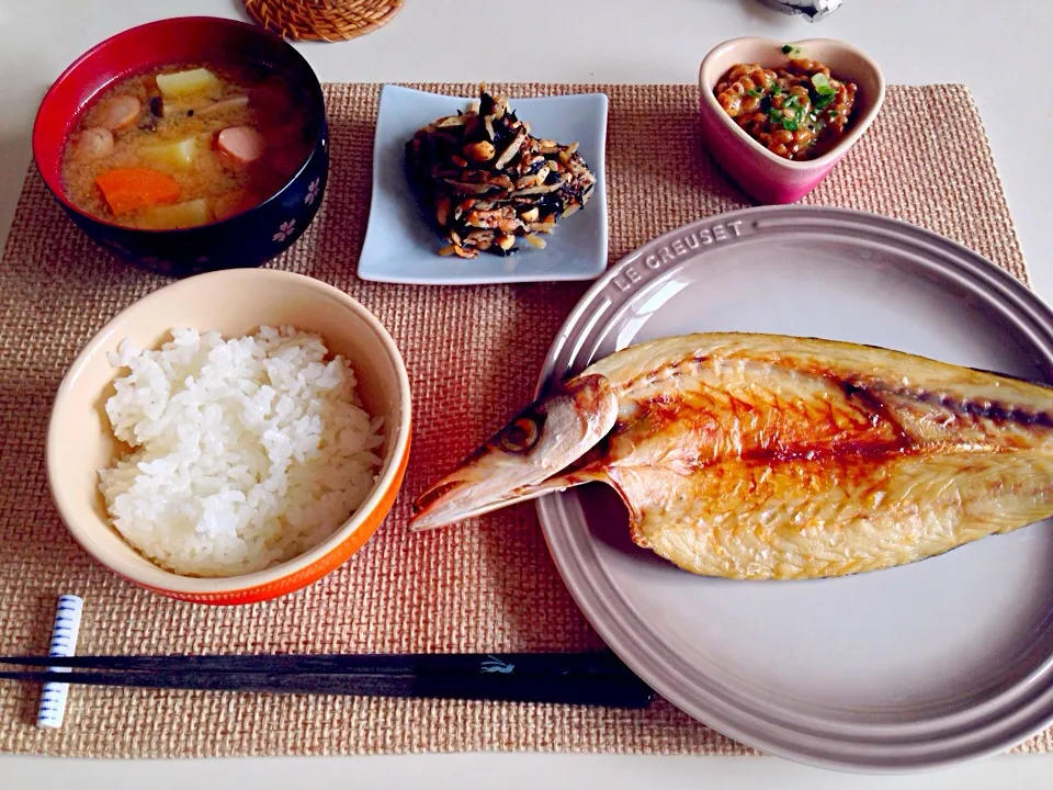 かますの開き ひじきサラダ 納豆 ジャガイモ人参ウインナー味噌汁|にゃろめさん