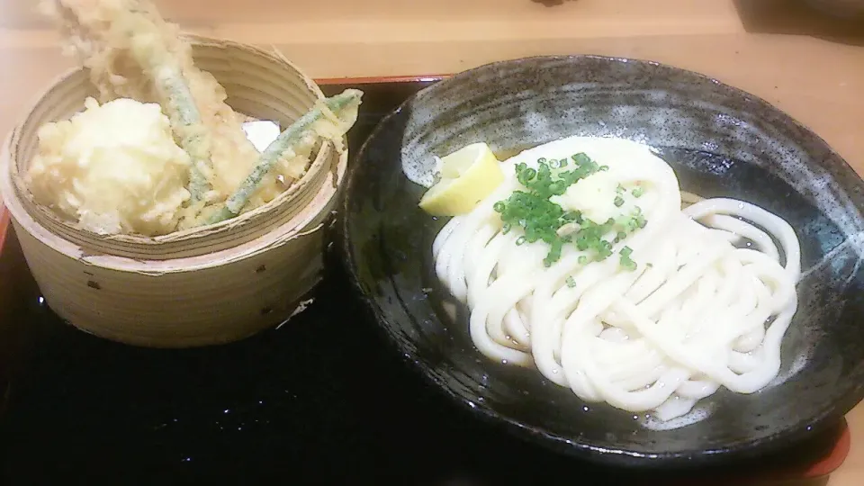 大阪出張の時、必ずたべたくなる釜たけうどんのちく天卵天ぶっかけ。|cookingパパ五郎さん