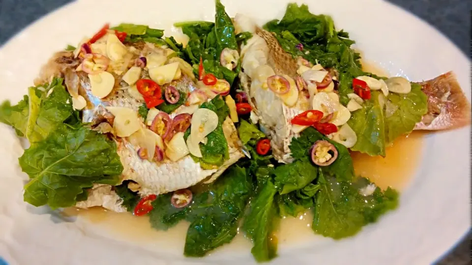 steamed red snapper with lime & garlic sauce|Jiraphon Gさん