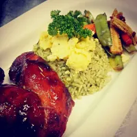 Snapdishの料理写真:Honey Cajun chicken with green rice and sauteed veggies :)|Haze Chuaさん